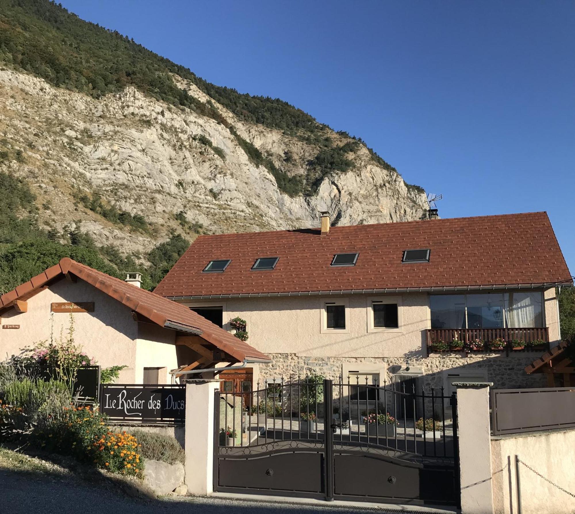 Le Rocher Des Ducs, Vue Sur Montagne, Abris Voitures Et Motos Le Glaizil Kültér fotó